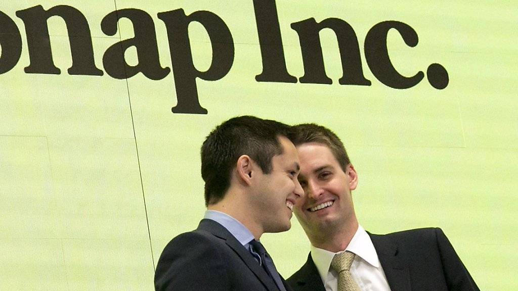Die Snapchat-Gründer Bobby Murphy (links) und Evan Spiegel gaben Aktien ohne Stimmrecht aus, um auch nach dem Börsengang die Kontrolle über das soziale Netzwerk zu behalten. Bei Wall-Street-Anlegern kommt das nicht nur gut an. (Archivbild)