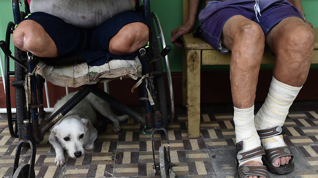 ARCHIV - Leprapatienten sitzen in einem Gang des Curupaiti-Krankenhauses. In Japan leiden noch heute einstige Lepra-Kranke unter gesellschaftlicher Stigmatisierung und Diskriminierung. Foto: Fabio Teixeira/dpa