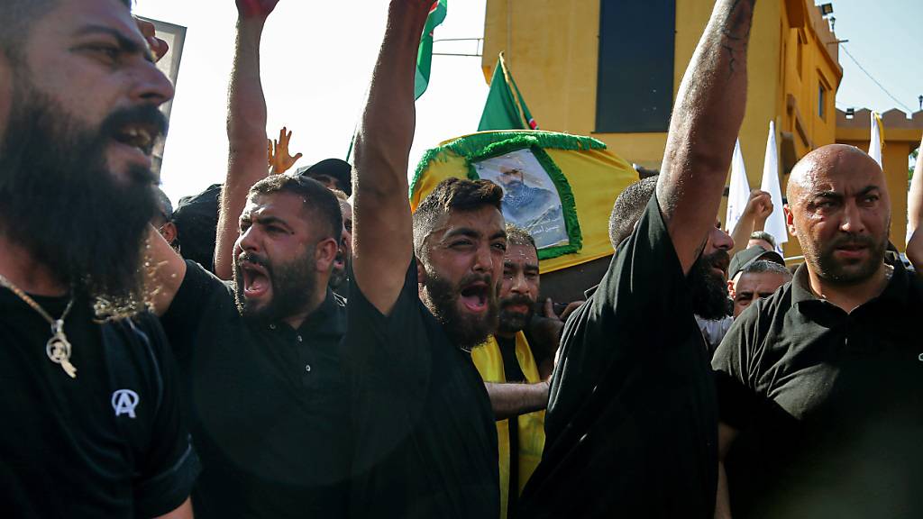 ARCHIV - Hisbollah-Anhänger skandieren bei der Beerdigung des Parteikämpfers, der im Südlibanon von einer israelischen Drohne abgeschossen wurde, während eines Trauerzuges im südlibanesischen Dorf Abbasiyeh Parolen. Foto: Marwan Naamani/dpa