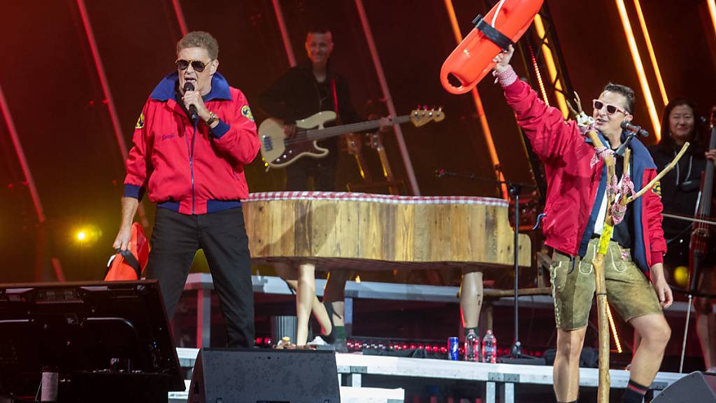 Andreas Gabalier (rechts) steht bei seinem Konzert im Olympiastadion mit David Haselhoff auf der Bühne.