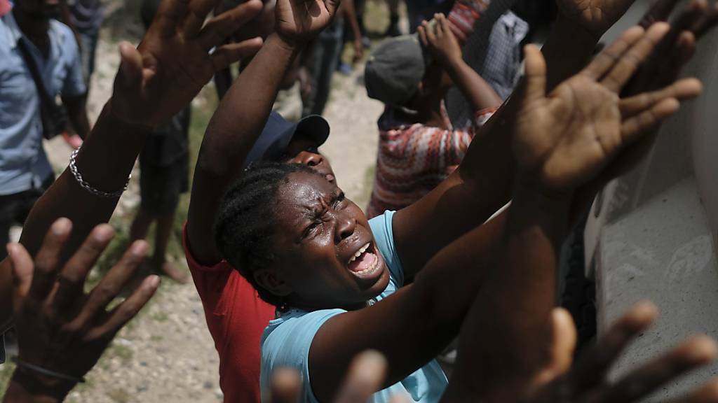 dpatopbilder - Nach dem schweren Erdbeben in Haiti ist die Zahl der Todesopfer auf 2207 gestiegen. 344 weitere Menschen werden zudem noch immer vermisst. Foto: Matias Delacroix/AP/dpa