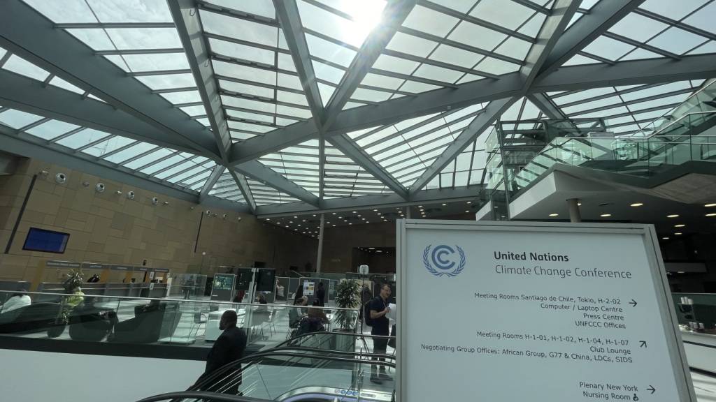 ARCHIV - Ein Hinweisschild der UN-Klimakonferenz steht im Foyer des World Conference Center in Bonn. Foto: Christoph Driessen/dpa/Archivbild