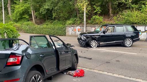Zwei Autos crashen frontal auf der Bergstrasse – eine Person verletzt