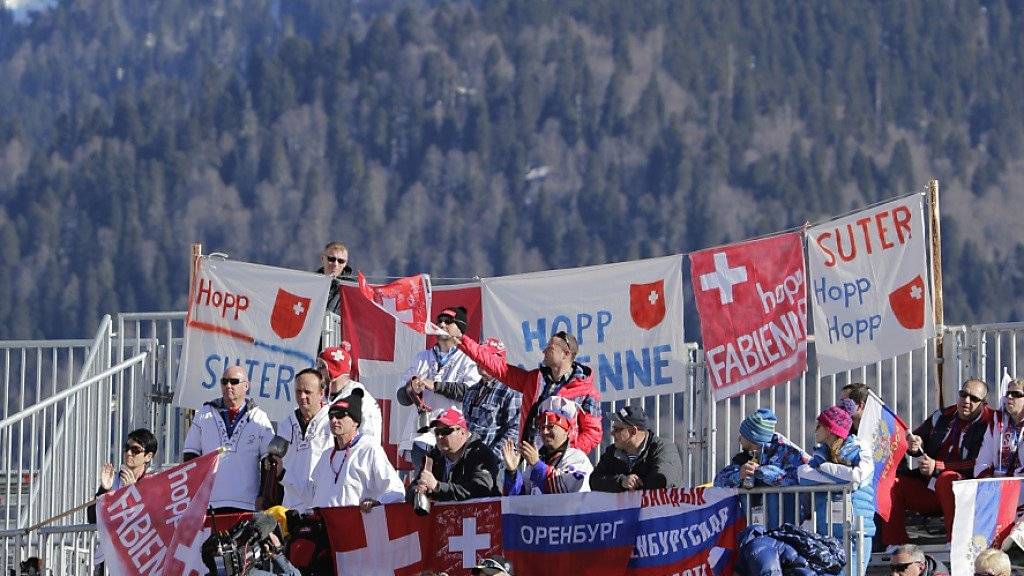 An der Junioren-WM der Alpinen in Sotschi, wo 2014 die Olympischen Spiele über die Bühne gingen, bilanziert die erfolgreiche Schweizer Delegation vor den abschliessenden Slalom-Rennen bei 3 Gold-, 1 Silber und 2 Bronzemedaillen