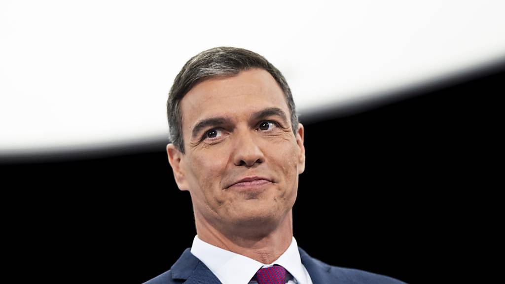 ARCHIV - Ministerpräsident Pedro Sánchez hatte den «Catalanistas» Amnestie und andere Zugeständnisse zugesagt, um sich die Stimmen der separatistischen Parteien Junts und ERC für seine Wiederwahl zu sichern. Foto: Bernat Armangue/AP