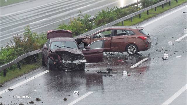 60-Jähriger wird nach Crash von Auto erfasst und stirbt