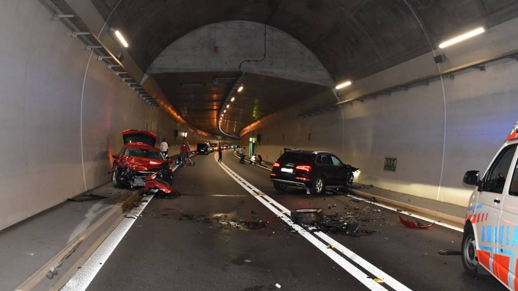 Im Tunnel San Fedele der A13 im Misox sind zwei Autos zusammengestossen. Vier Personen wurden beim Unfall verletzt.