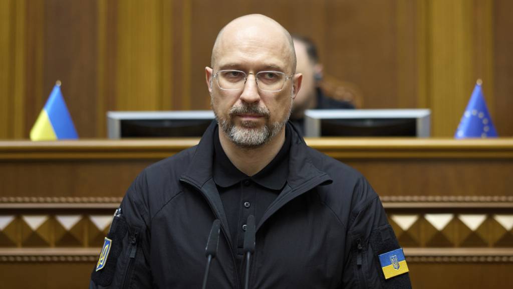 ARCHIV - Denys Schmyhal, damals Verteidigungs-, heute Energieminister, spricht im Sitzungssaal des Parlaments in Kiew. Die Ukraine wehrt sich seit mehr als drei Jahren gegen eine russische Invasion. Foto: Vadym Sarakhan/AP/dpa