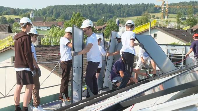 Schüler aus Stadel montieren Solaranlage auf dem Schulhaus