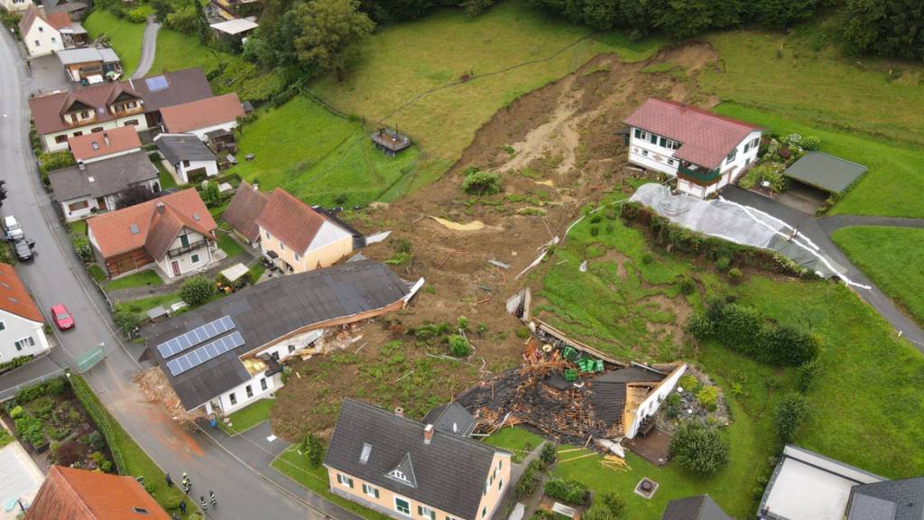 Ein zerstörtes Haus nach einem Hangrutsch in St. Johann im Saggautal im Bezirk Leibnitz in der Steiermark. Foto: Erwin Scheriau/APA/dpa