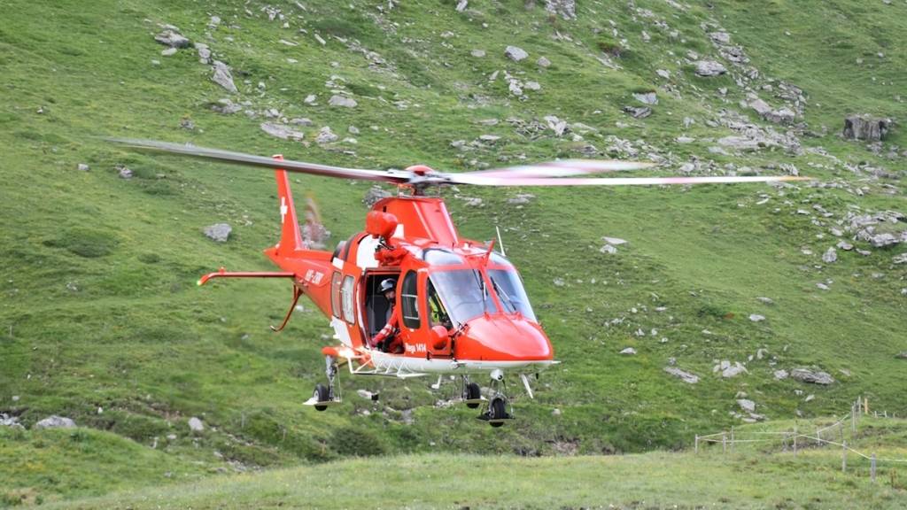 Ein Regahelikopter landet im Suchgebiet.