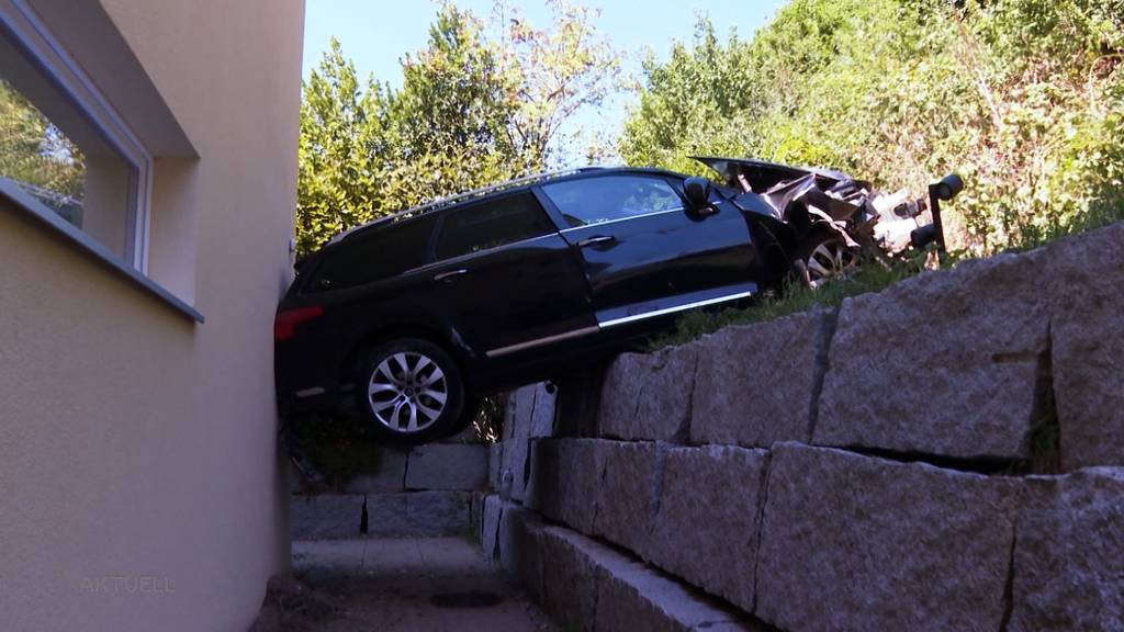 Auto fährt nach Unfall in Haus