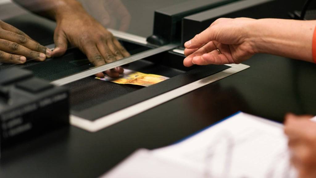 Mehrere Kantone wollen die Bargeldauszahlung an Asylsuchende durch die Einführung einer Bezahlkarte ersetzen. (Archivbild: Auszahlung im Migrationsamt im Kanton Schwyz)