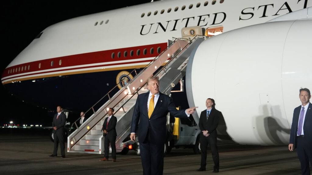 ARCHIV - US-Präsident Donald Trump beim Flugzeug-Wechsel auf dem Rückweg vom Nato-Gipfel in Ankara nach Washington auf der US-Luftwaffenbasis RAF Mildenhall in Suffolk. Foto: Alex Brandon/AP/dpa