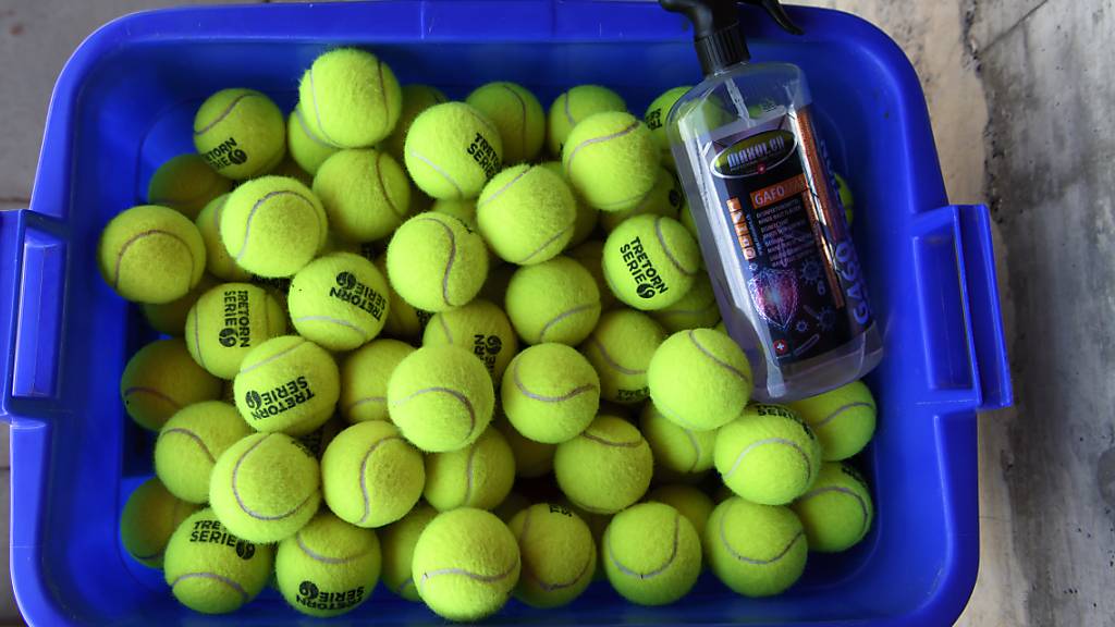 Eine Flasche Desinfektionsmittel und die Tennisbälle bleiben im Korb: Das ATP-Turnier in Washington findet nicht statt.