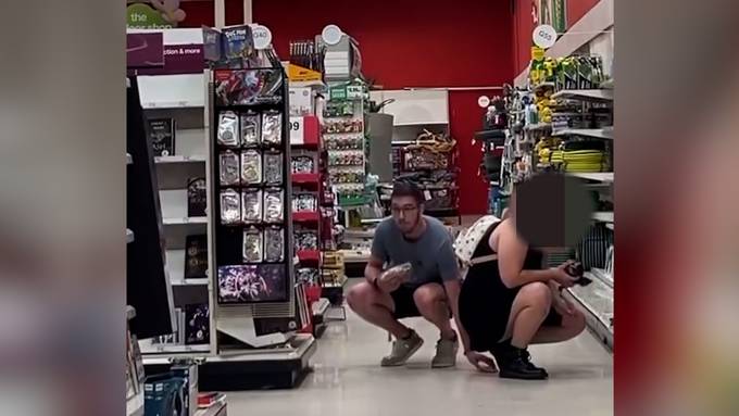Mann filmt Frau beim Einkaufen unter den Rock