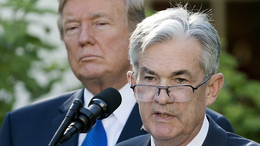 US-Präsident Donald Trump hat keine Freude an der Politik der US-Notenbank Fed, die  von Jerome Powell (vorne) präsidiert wird. (Archivbild)