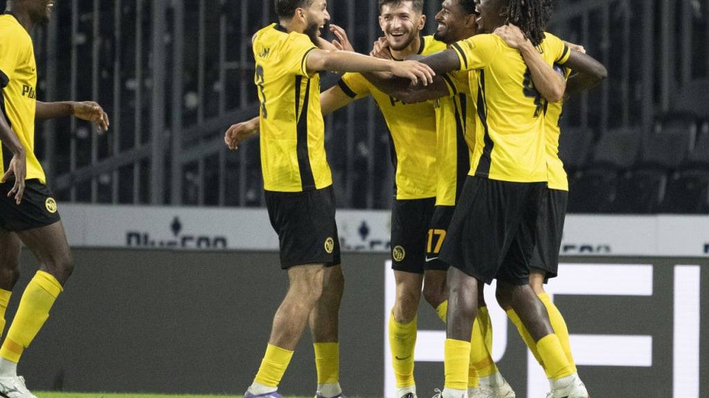 Armin Gigovic lässt sich für seine zwei Tore feiern
