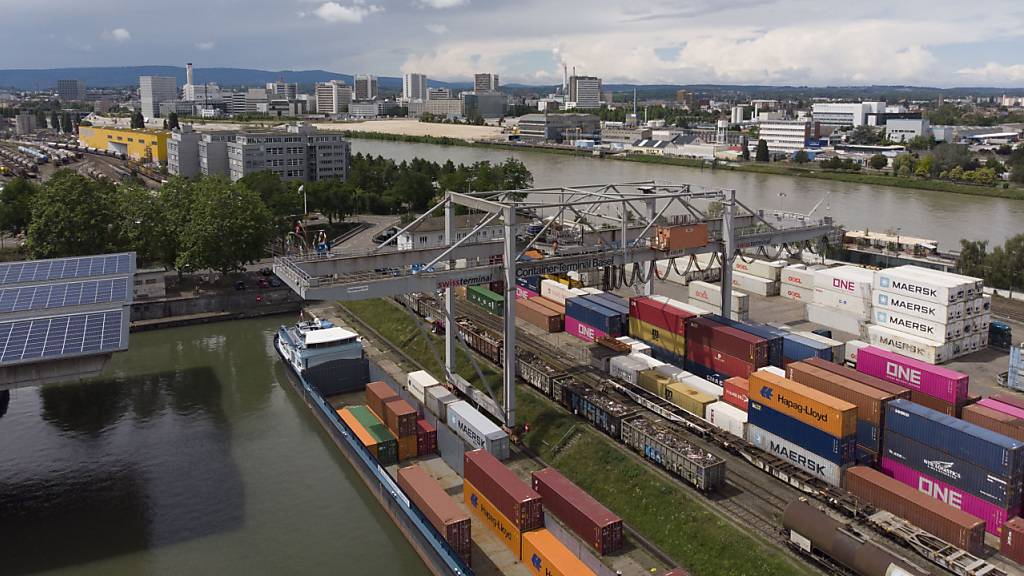 Schweizer Aussenhandel legt im November kräftig zu