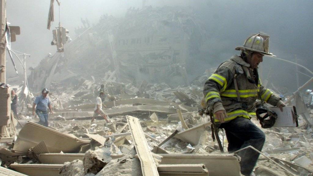 Feuerwehrleute und andere Rettungskräfte verbrachten Tage damit, die mit Schadstoffen durchsetzten Trümmer des World Trade Centers zu durchkämmen. Viele erkrankten an Atemwegserkrankungen oder Krebs. (Archivbild)