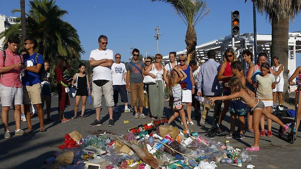 Müll für den Attentäter: So zeigen die Menschen in Nizza ihre Verachtung für den Terroranschlag.