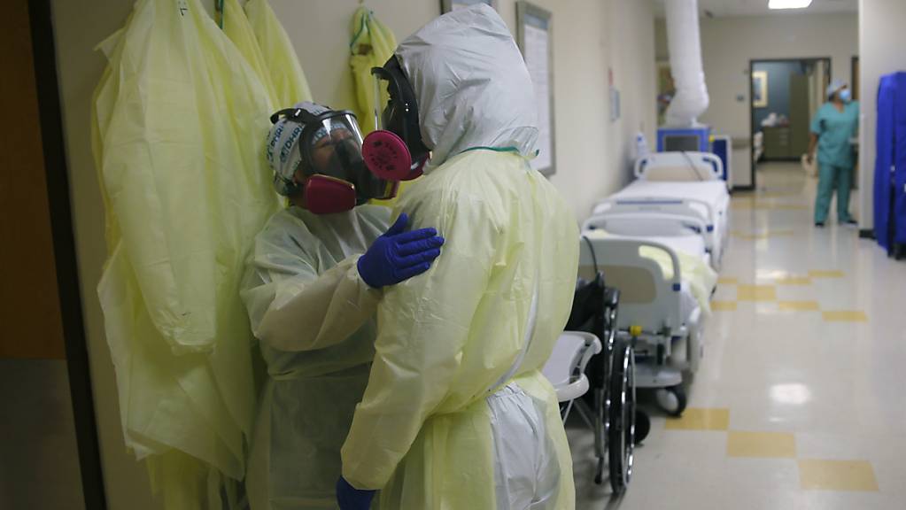 Medizinische Mitarbeiter von DHR Health in McAllen (Texas) in einer Einrichtung zur Betreuung von Covid-19-Patienten. Foto: Eric Gay/AP/dpa