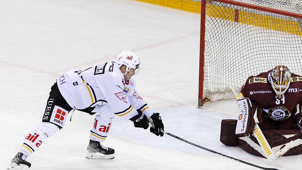 Auf seine Torgefahr muss Lugano vorläufig verzichten: Der finnische Stürmer Arttu Ruotsalainen im Zweikampf mit Servettes Goalie Gauthier Descloux