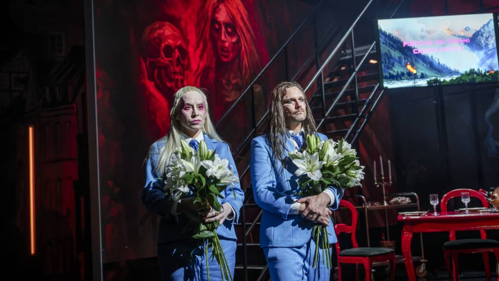 Wie Figuren aus einer Geisterbahn: Marie Löcker und Daniel Lommatzsch als die Brandstifter in der Basler Inszenierung von Max Frischs Bühnenklassiker «Biedermann und die Brandstifter».