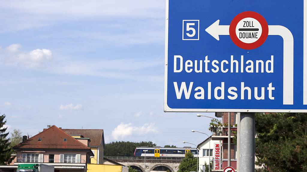 Der Grenzübergang von Koblenz AG führt über den Rhein ins deutsche Waldhut-Tiengen: Der Bund prüft eine Verkürzung der Öffnungszeiten des Zolls. (Archivbild)
