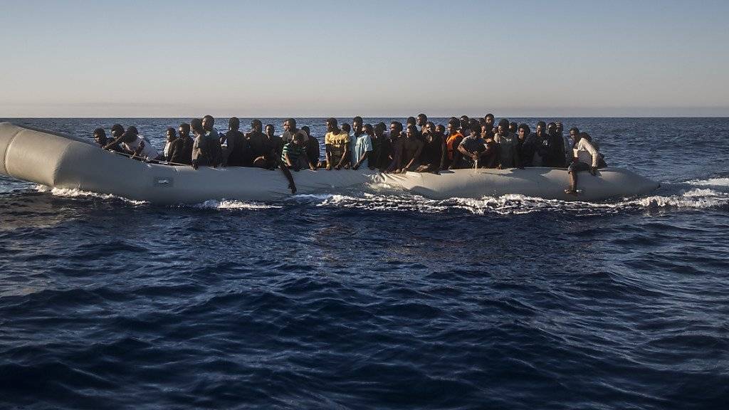 Flüchtlinge in einem Gummiboot vor Libyen. Sie konnten gerettet werden - im Gegensatz zu mehr als 3000 Menschen, die 2016 bereits im Mittelmeer ertranken. (Archiv)