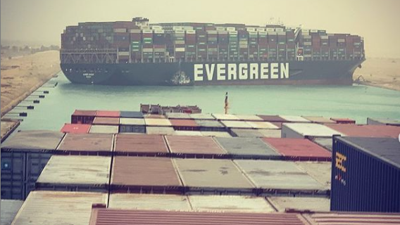 Riesiges Containerschiff im Suezkanal auf Grund gelaufen