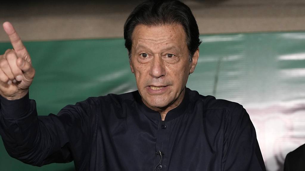 ARCHIV - Imran Khan, ehemaliger Premierminister von Pakistan, spricht während einer Pressekonferenz im Mai. Foto: K.M. Chaudary/AP/dpa