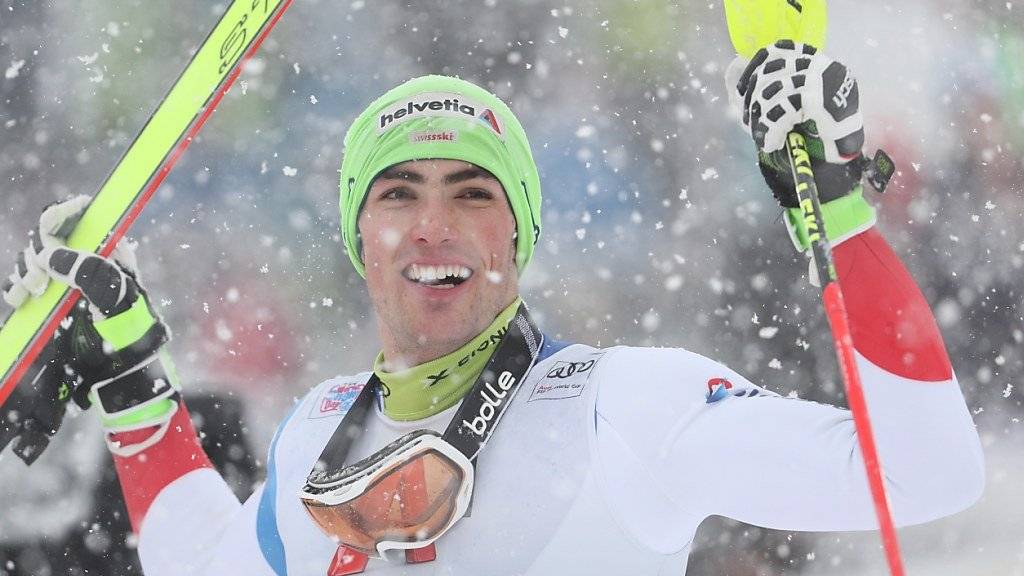 Daniel Yule freut sich im Schneetreiben von Kitzbühel über Platz 3