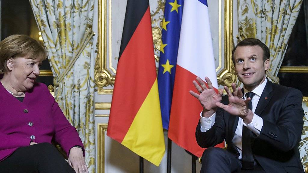 Die deutsche Bundeskanzlerin Angela Merkel (links) und der französische Präsident Emmanuel Macron in Paris:  Deutschland und Frankreich wollen die Zusammenarbeit vertiefen.