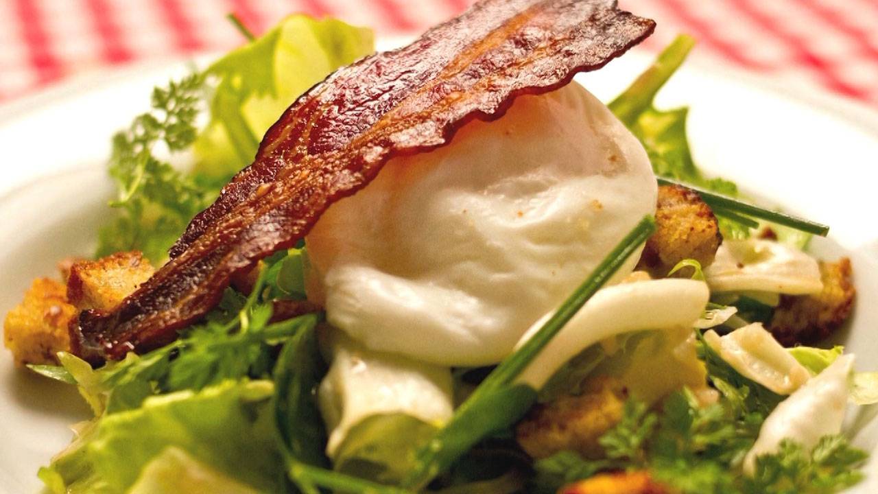 Salade Lyonnaise  an einer Dijon-Vinaigrette