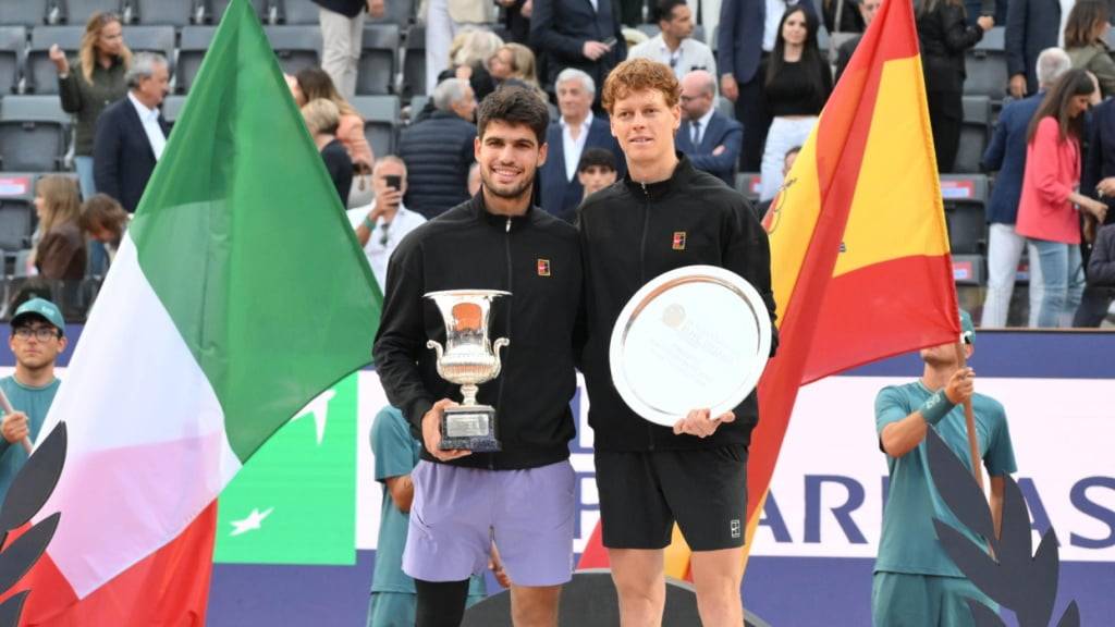 Das bislang letzte Duell: Vor drei Wochen setzte sich Carlos Alcaraz (li.) im Final das Sandklassikers in Rom gegen Jannik Sinner durch