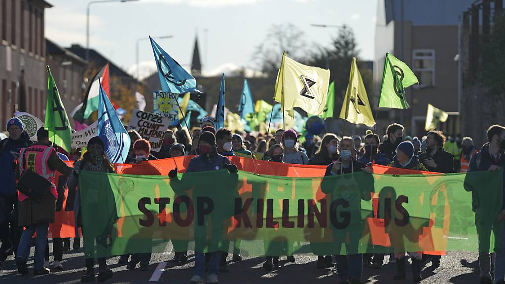 Aktivisten der Umweltschutz-Organisation Extinction Rebellion demonstrieren parallel zum Weltklimagipfel COP26. Heute werden in Glasgow zehntausende Menschen zu einer Klima-Demo erwartet. Nach einem Marsch durch die Innenstadt soll unter anderem Greta Thunberg eine Rede halten Foto: Alastair Grant/AP/dpa