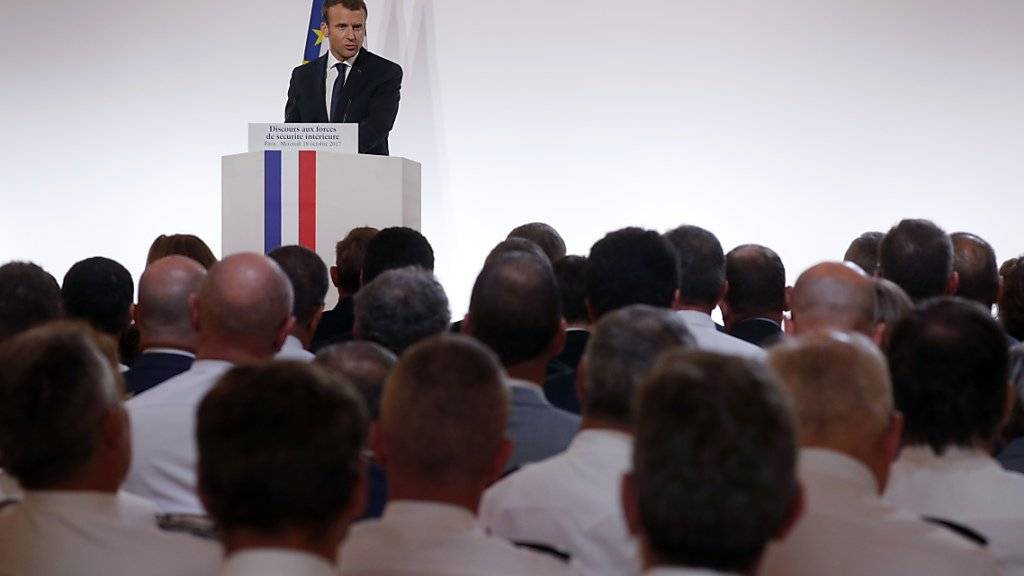 Präsident Macron hielt anlässlich der Abstimmung über das neue Anti-Terror-Gesetz vor Repräsentanten der Sicherheitskräfte eine Rede zur inneren Sicherheit.