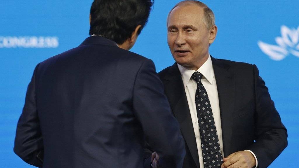 Japans Premierminister Abe (l.) und Russlands Präsident Putin deuteten in Wladiwostok Wege für eine Annäherung an.