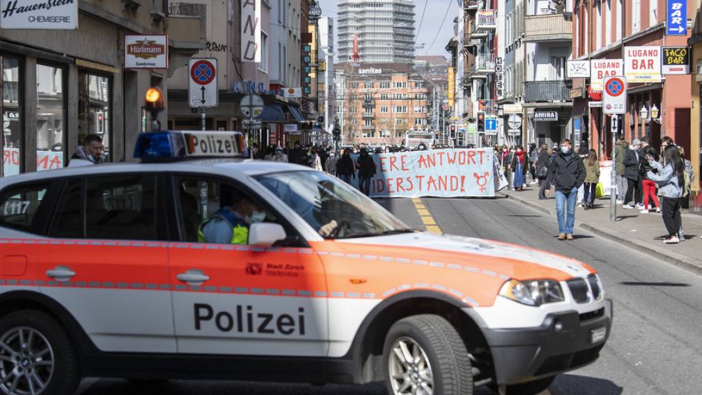 Ein Protestzug des feministischen Streikkollektivs Zürich zog am Samstag durch den Kreis 4.
