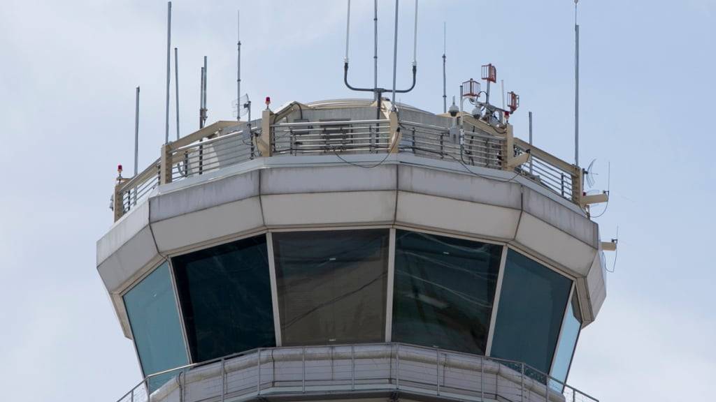 ARCHIV - Der Flugsicherungsturm des Ronald Reagan Washington National Airport. Foto: Jenny Kane/AP/dpa