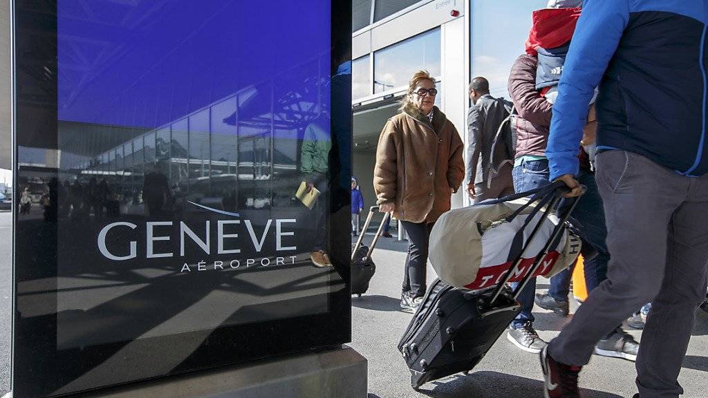 Computer und Flüssigkeiten dürfen im Handgepäck bleiben: Am Flughafen Genf ist ein weltweit neuartiger Gepäckscanner in Betrieb genommen worden. (Symbolbild)