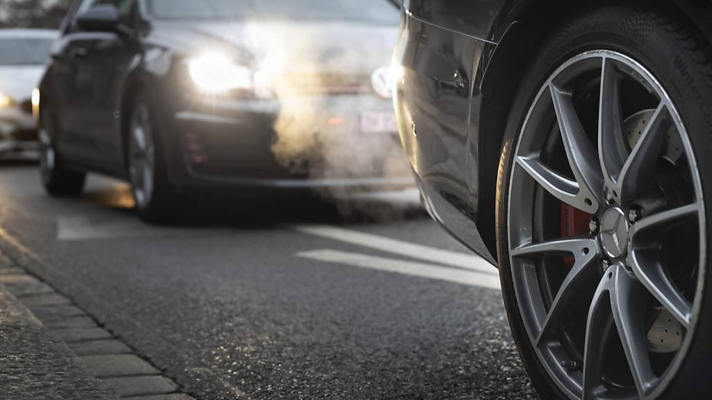 Der Nidwaldner Regierungsrat will an der Förderung von emissionsarmen Fahrzeugen festhalten. (Symbolbild)