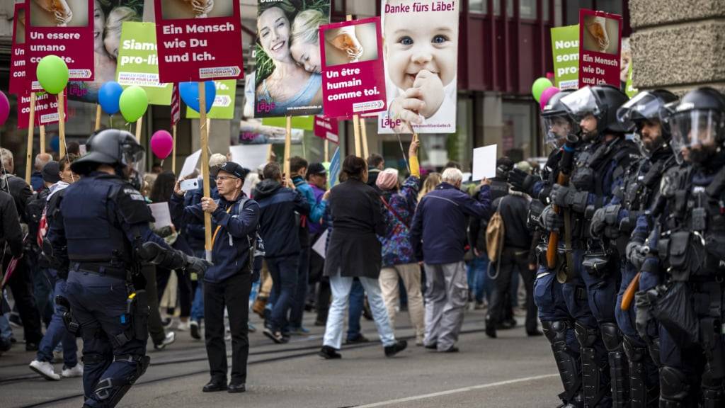 Der «Marsch fürs Läbe» findet seit 2021 in Zürich-Oerlikon statt, begleitet von einem grossen Polizeiaufgebot und Gegendemonstranten. (Archivbild)