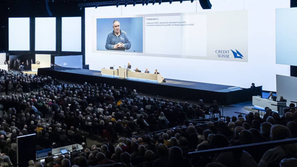 Hier waren sie noch ein letztes Mal versammelt, nachdem die Übernahme angekündigt worden war: Die Aktionäre der CS an der Generalversammlung der Bank im April. Über 1000 der Aktionäre haben sich nun einer Sammelklage angeschlossen, um eine Entschädigung einzufordern. (Archivbild)