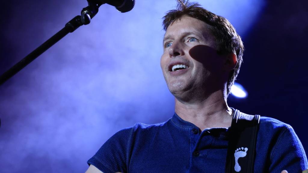 Der britische Singer-Songwriter James Blunt kommt im nächsten Frühjahr ins Zürcher Hallenstadion. Musikalisch verspricht er einige Songs, die zum Tanzen anregen. (Archivbild)