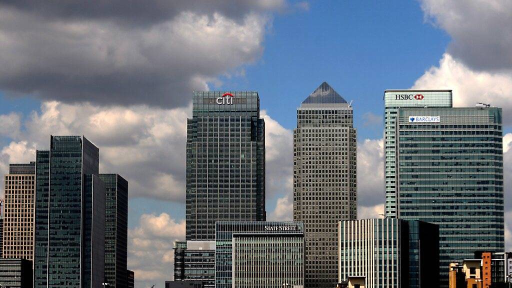 Britische Firmen sollen bis zu 10 Millionen Pfund Corona-Kredit erhalten. Im Bild das Londoner Bankenviertel Canary Wharf. (Symbolbild)