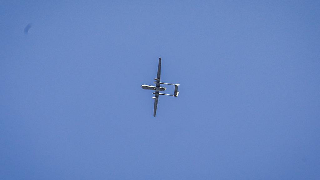 Eine israelische Militärdrohne fliegt vor blauem Himmel. Foto: Abed Rahim Khatib/dpa