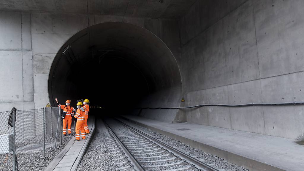 Der Lötschberg-Basistunnel soll durchgehend auf zwei Spuren ausgebaut werden. (Archivbild)