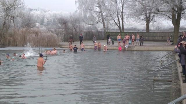 Wir wagen einen Sprung ins eiskalte Nass